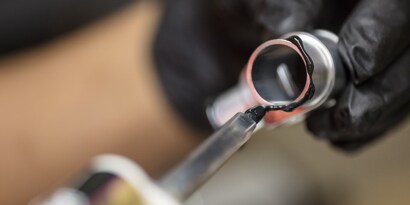 Poznaj formulacje chemiczne klejów płynnych [Artykuł]
