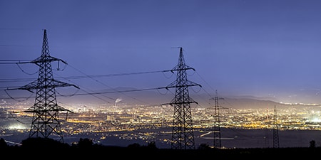Wieże elektryczne w mieście
