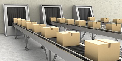 Obraz trzech przenośników taśmowych z zaklejonymi kartonami
