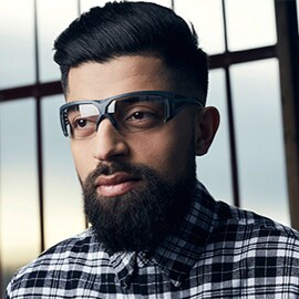 Zdjęcie przedstawiające mężczyznę noszących okulary 3M SecureFit serii 600 z powłoką 3M Scotchgard Anti-Fog.