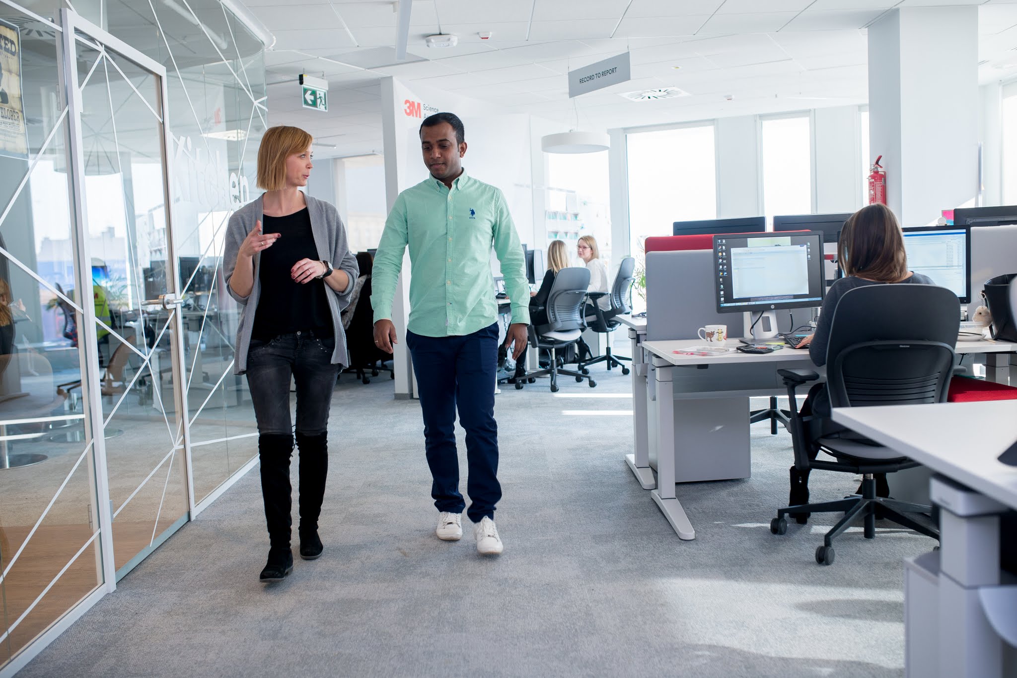 2 employees talking 
