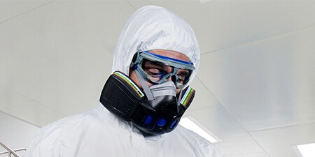 mężczyzna w masce do malowania aerozolem
