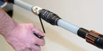 Taśma elektryczna 3M używana do łączenia kabli zasilających
