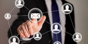 Osoba klikająca przycisk e-mail
