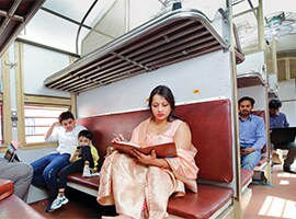Pasażerowie w pociągu w Indiach