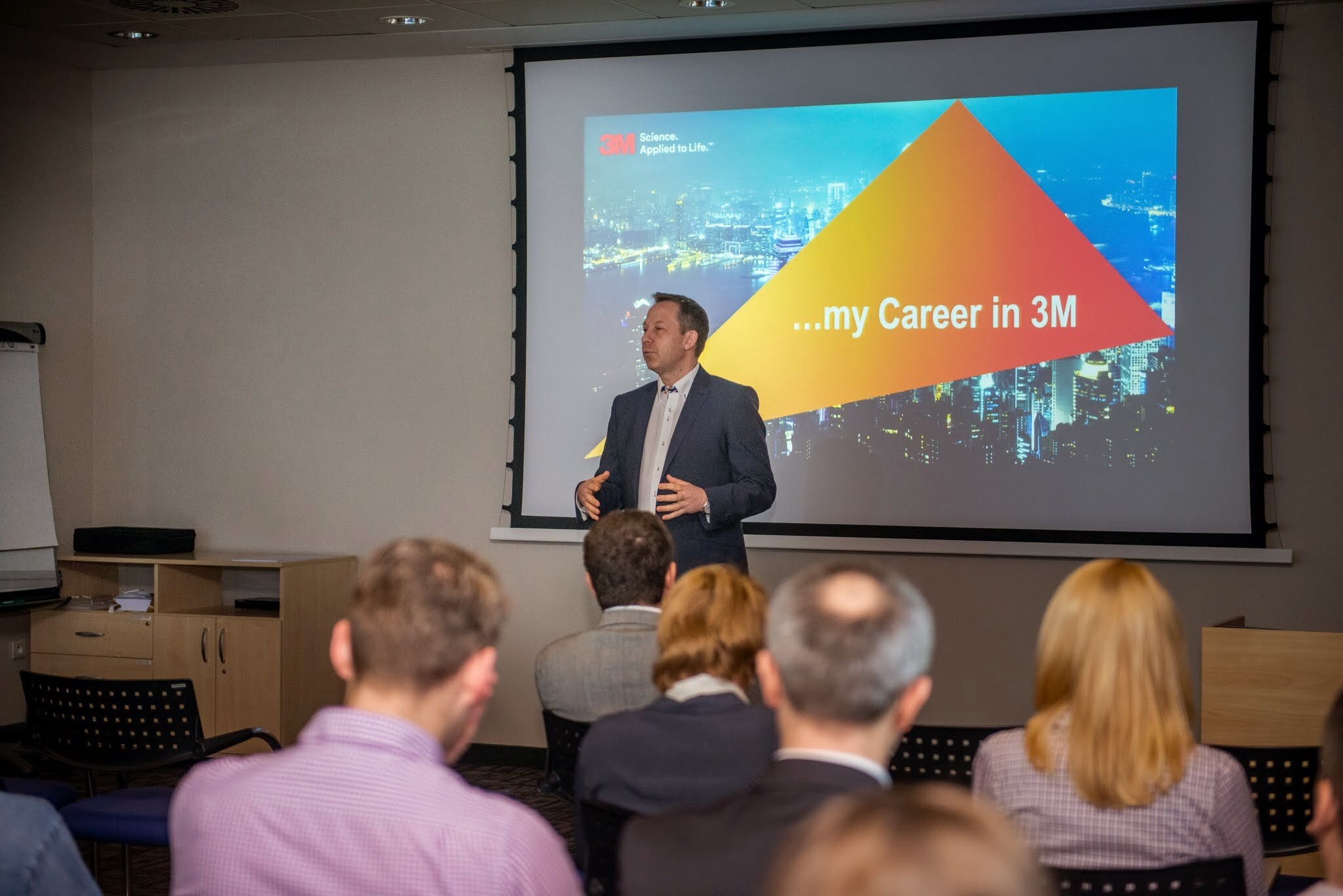 2 3M employees in lab
