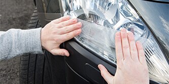 Osoba używająca taśmy Scotch® Extremium™ z przodu samochodu
