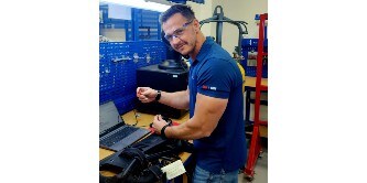 Pracownik wykonujący konserwację sprzętu SCBA
