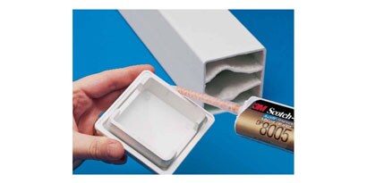3M™ Scotch-Weld™ Klej akrylowy o nikłym zapachu DP8805NS nakładany na powierzchnię
