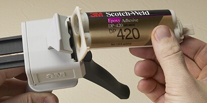 Kleje dwuskładnikowe wykorzystują reakcję chemiczną między dwoma składnikami, aby utworzyć wiązanie. Zdjęcie przedstawiające klej dwuskładnikowy.
