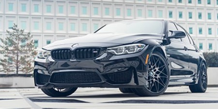 Czarny sedan oklejony folią 3M z serii 2080
