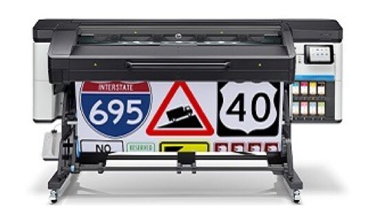 Duża drukarka cyfrowa HP Latex 700 drukująca znaki drogowe.