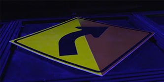 Fluorescencyjny żółty znak drogowy
