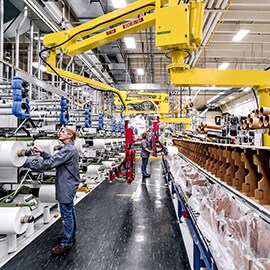 Włączenie klejów i taśm do procesu produkcyjnego może poprawić wydajność. Zdjęcie hali produkcyjnej.