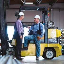 2 pracowników omawia rozwiązania dla branży kolejowej