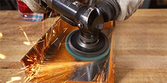 Czyszczenie metalu za pomocą dysku 3M Scotch-Brite Clean and Strip XT
