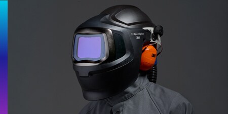 Pracownik z przyłbicą 3M Speedglas 9100MP i systemem 3M Adflo
