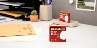 Podpisz swoje rzeczy w biurze przy pomocy taśmy Scotch® Super-Hold
