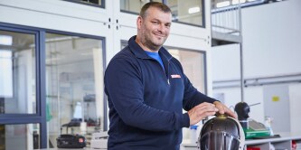 Mężczyźni używający przyłbicy spawalniczej podczas pracy
