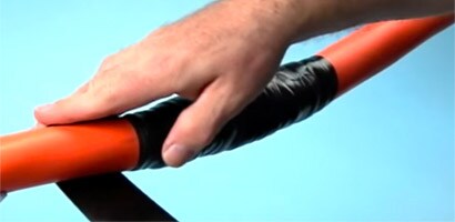 Pracownik naprawia zewnętrzny płaszcz kabla elektrycznego za pomocą taśmy 3M
