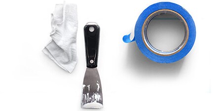  Zdjęcie przedstawiające ściereczkę, szpachelkę i taśmę malarską 3M
