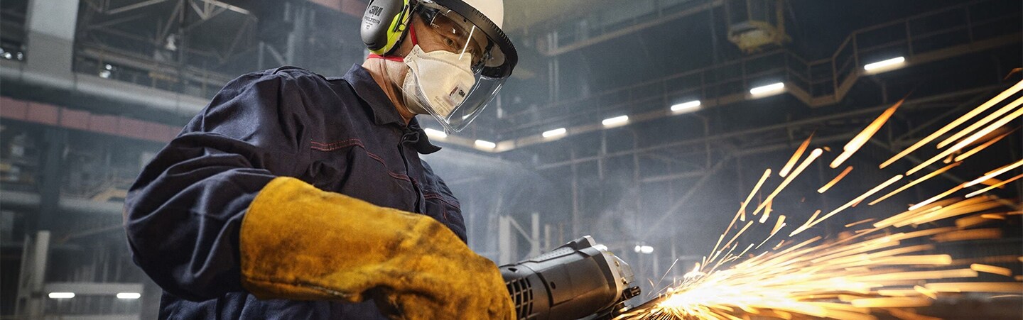 Ślusarz używający materiałów ściernych 3M do szlifowania

