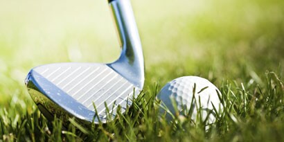 Kij do golfa uderzający piłeczkę golfową
