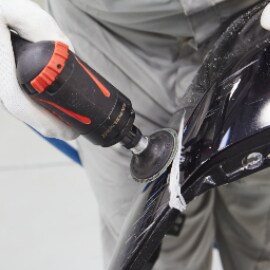 Rozchylanie pęknięcia w plastikowym zderzaku