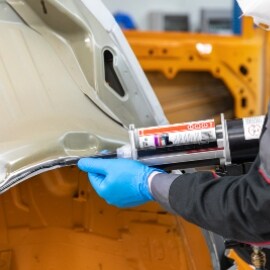 Technik nakładający klej na panel