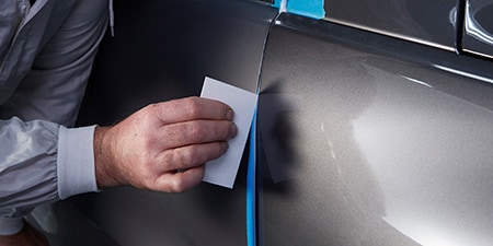 3M™ Soft Edge Piankowa taśma maskująca PLUS służąca do maskowania drzwi przed lakierowaniem
