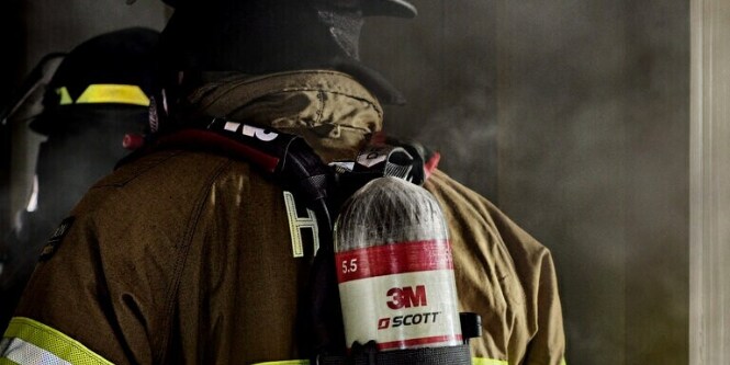 3M™ Scott™ Fire & Safety: Strażak korzystający z aparatu 3M Scott Air-Pak X3 Pro
