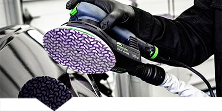 Technik szlifujący uszkodzony panel samochodu
