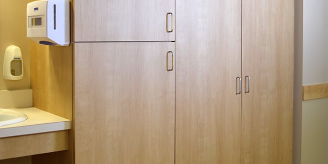Zdjęcie sali szpitalnej odnowionej przy użyciu folii architektonicznej 3M DI-NOC
