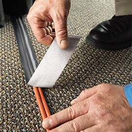 Taśma naprawcza i izolacyjna Scotch® EXTREMIUM™ zabezpiecza kabel biegnący po podłodze