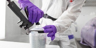 Dzięki pistoletowi 3M™ Performance skrócisz czas cyklu pracy i osiągniesz wyższą przepustowość
