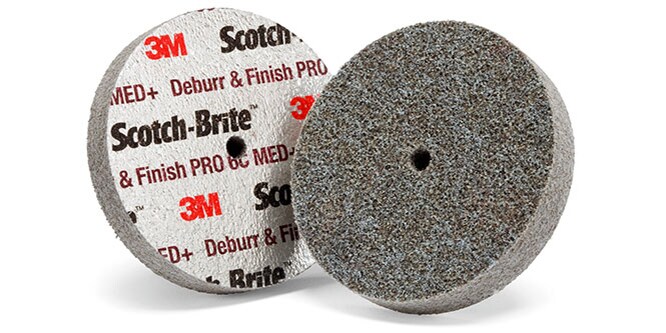 Zdjęcie kilku sprasowanych ściernic Scotch-Brite™ Deburr & Finish PRO
