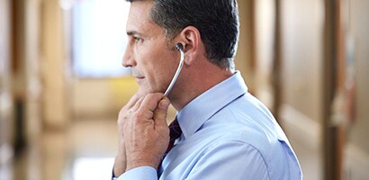 Lekarz prawidłowo zakładający stetoskop Littmann z oliwkamis kierowanymi w jego stronę
