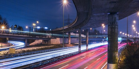Drogi i autostrady przy słabym oświetleniu
