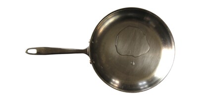 Przykład dobrego zwilżenia – rozpływanie wody
