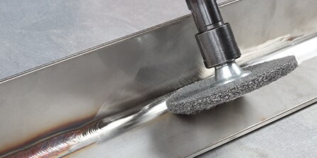 Materiały ścierne do gratowania metalu
