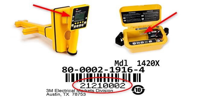 Zdjęcie z 2 żółtymi lokalizatorami 3M™ Dynatel™ z zaznaczonymi czerwonymi strzałkami, gdzie znajduje się kod kreskowy z numerem seryjnym (w powiększeniu u dołu zdjęcia).
